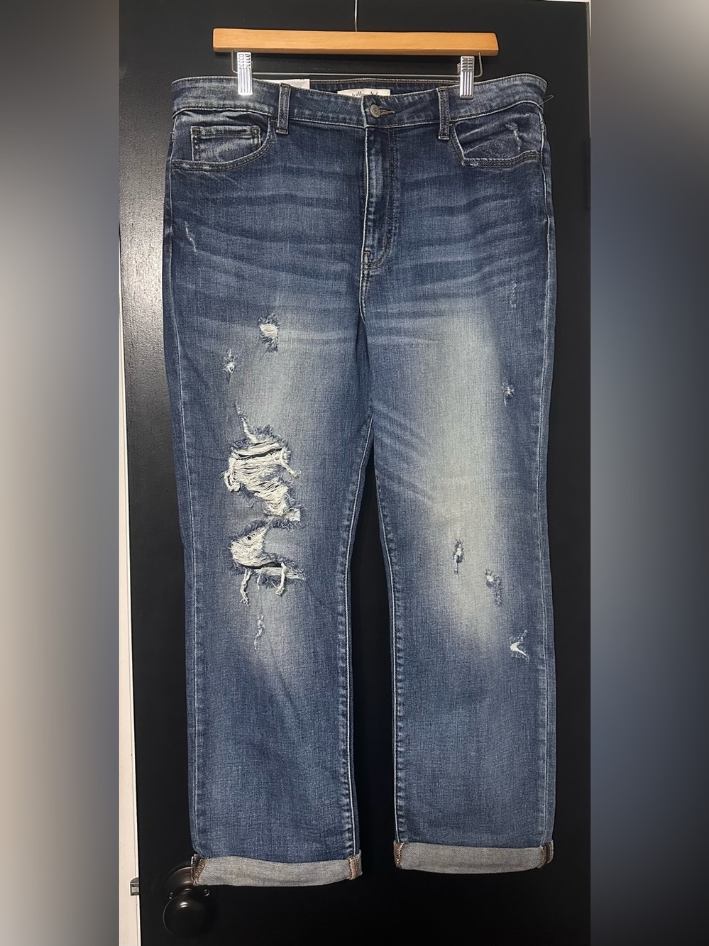 Women's Straight-Leg Distressed Denim Jeans in Medium Blue